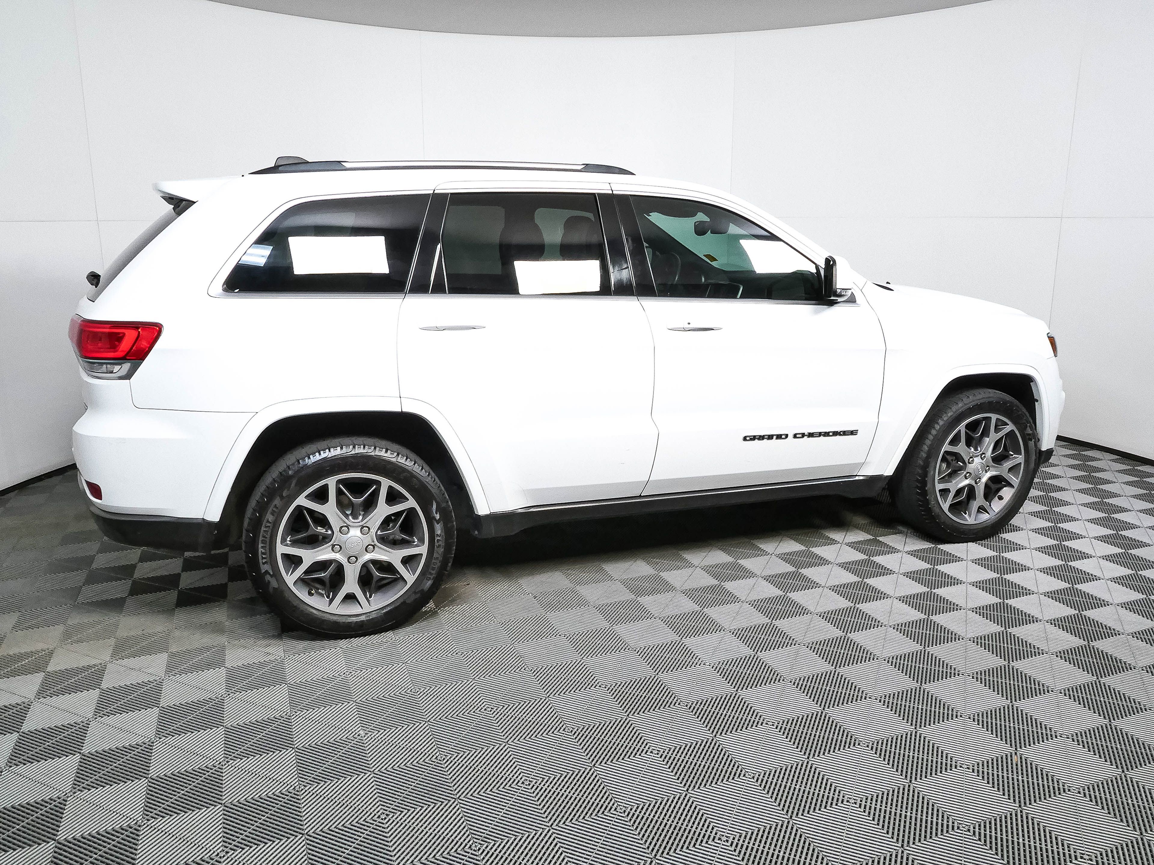Used 2018 Jeep Grand Cherokee Limited RWD image 2