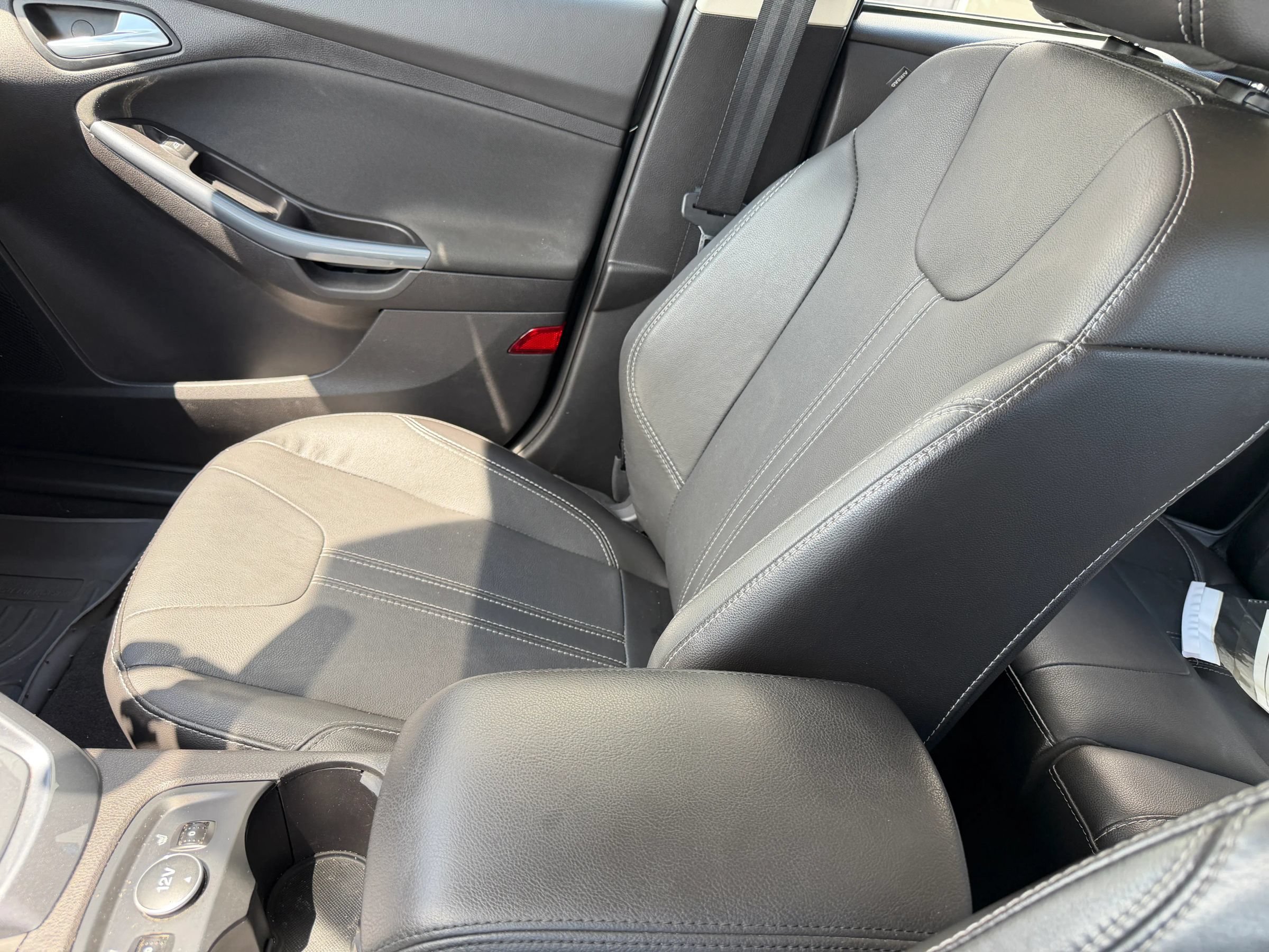 Used 2014 Ford Focus Titanium FWD image 19