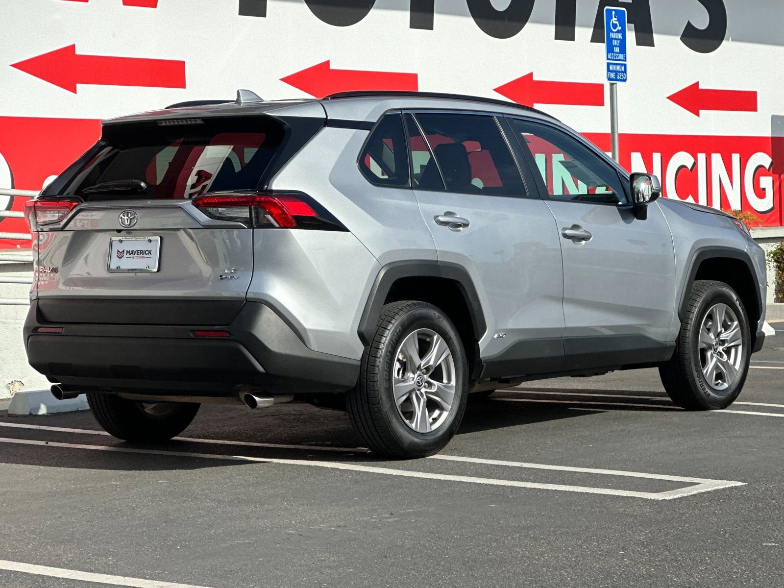Used 2025 Toyota RAV4 LE AWD/4WD image 5