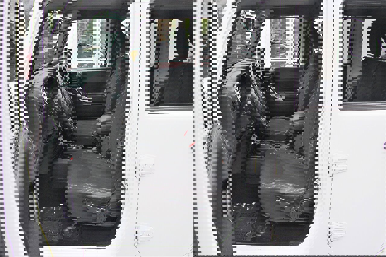 Used 2018 Jeep Wrangler Unlimited Sahara w/ Connectivity Group image 15