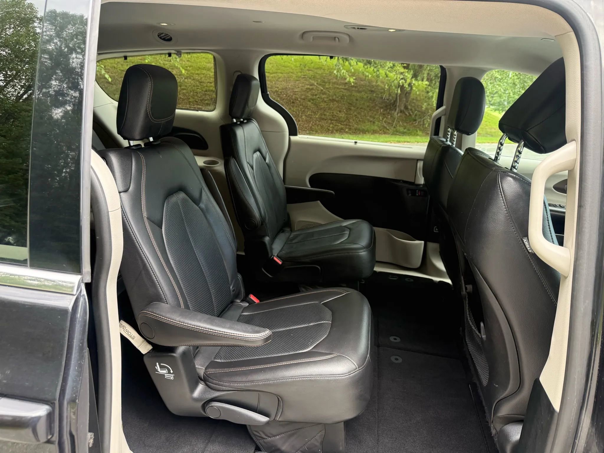 Used 2019 Chrysler Pacifica Touring-L FWD image 18