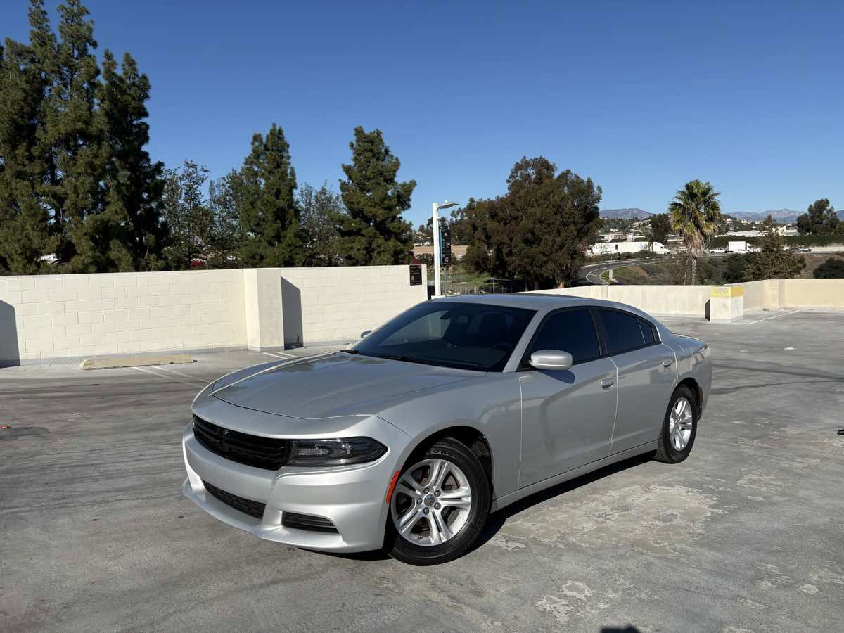 Used 2019 Dodge Charger SXT image 2