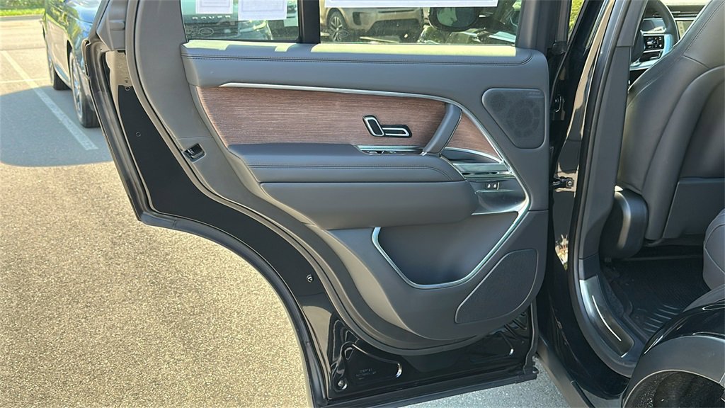 New 2025 Land Rover Range Rover SE image 23