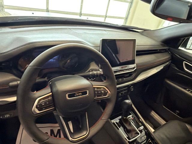 Used 2025 Jeep Compass Trailhawk AWD/4WD image 13