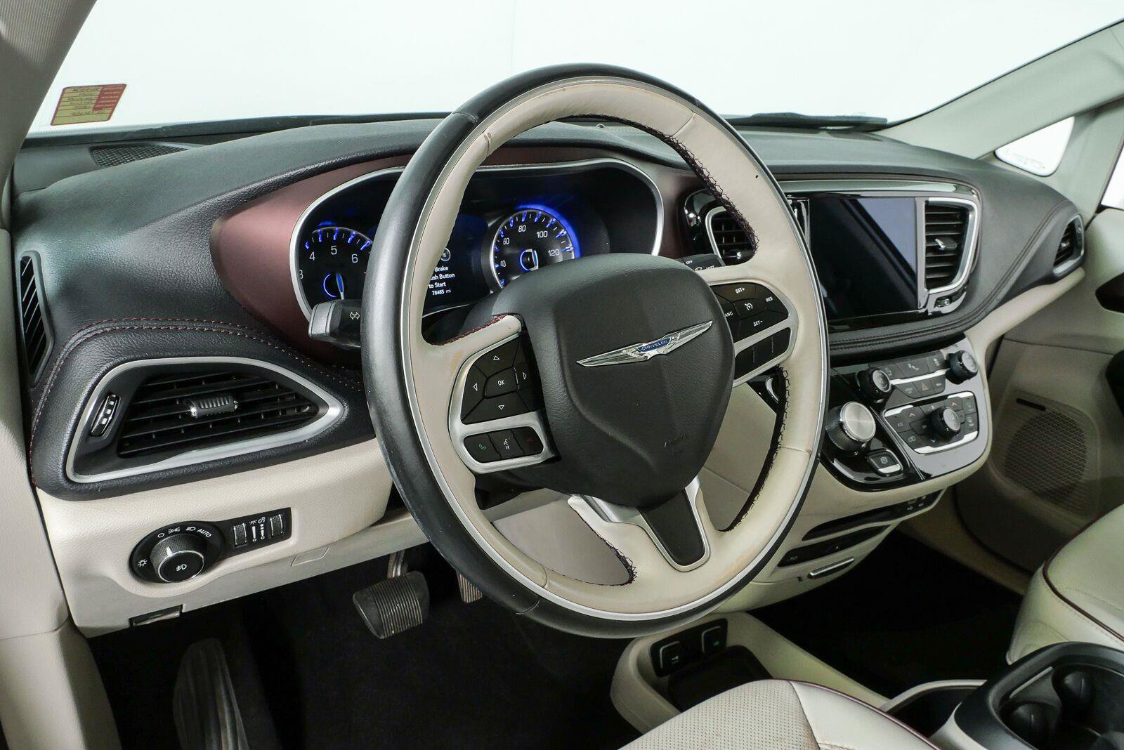Used 2017 Chrysler Pacifica Limited FWD image 4