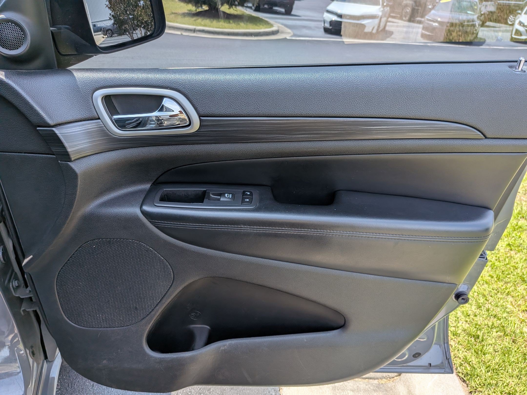 Used 2019 Jeep Grand Cherokee Altitude AWD/4WD image 21