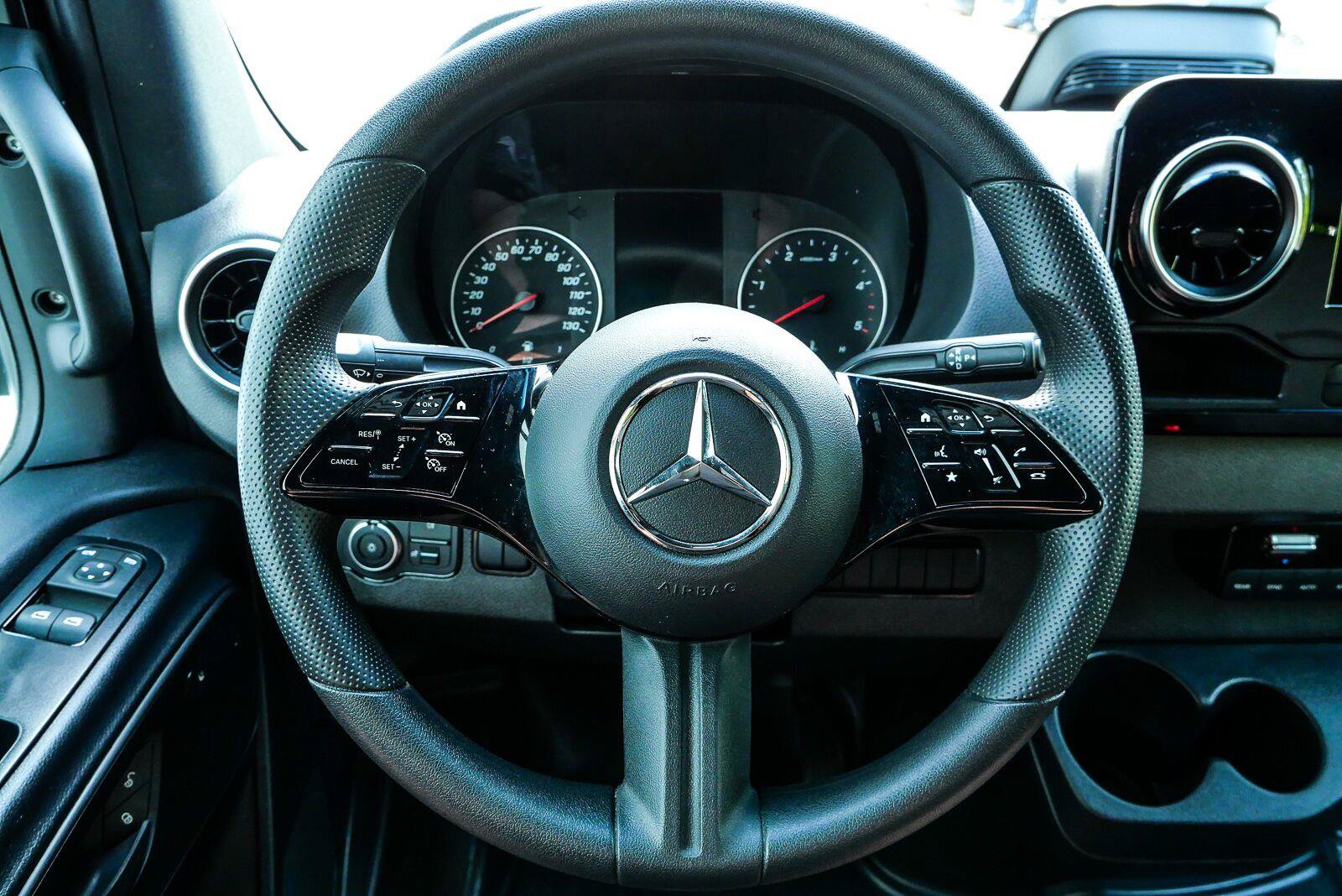 Used 2025 Mercedes-Benz Sprinter 2500 image 9