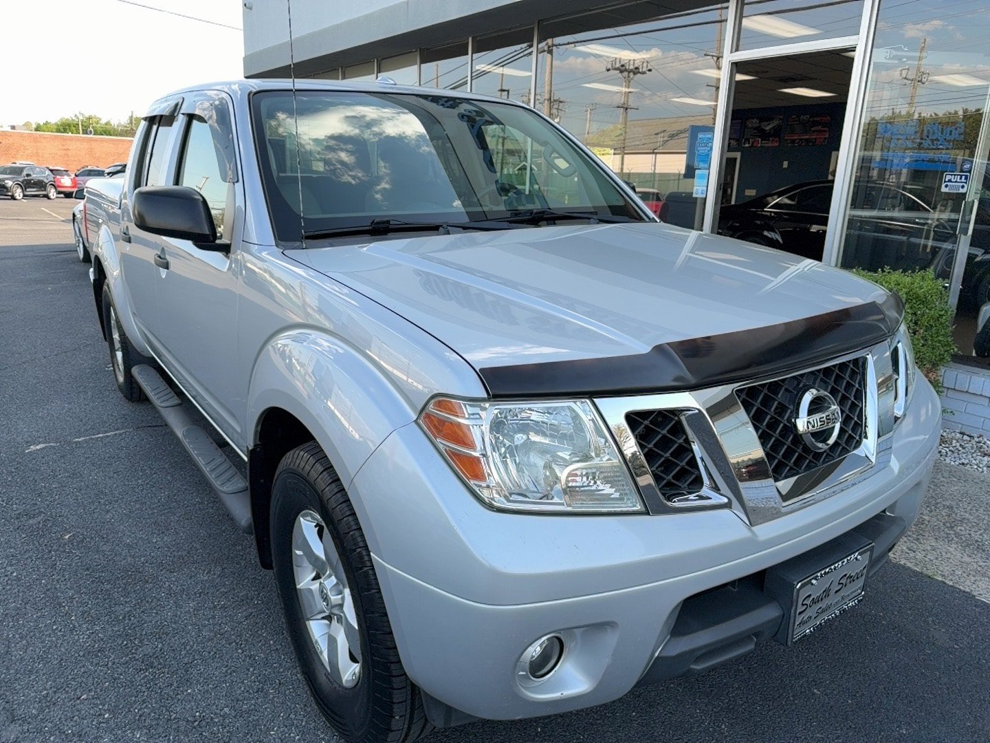 Used 2013 Nissan Frontier SV w/ SV Value Truck Pkg RWD image 2