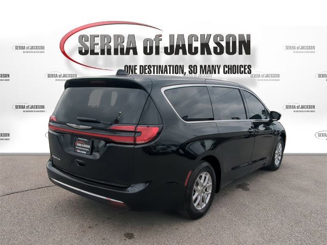 Used 2023 Chrysler Pacifica Touring-L image 8