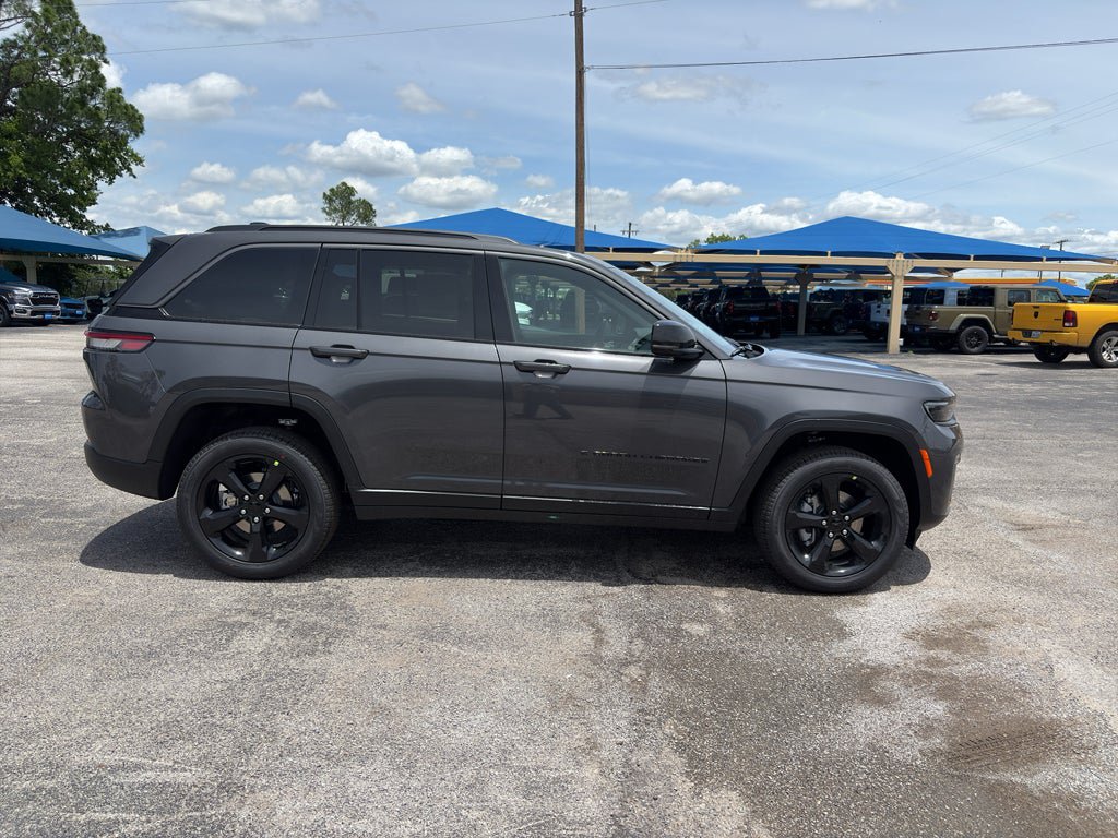 New 2026 Jeep Grand Cherokee Limited w/ Limited Altitude Package AWD/4WD image 4