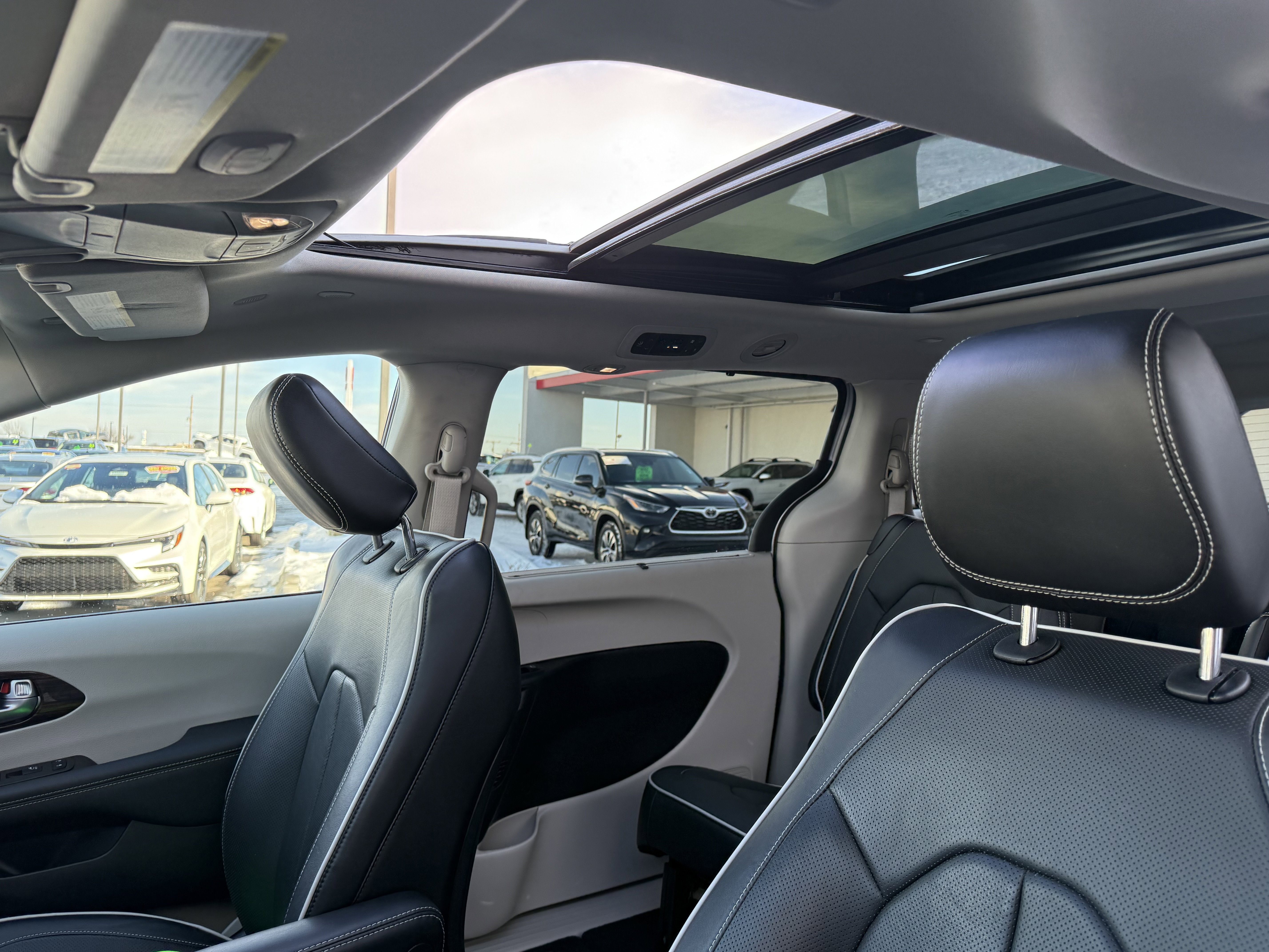 Used 2023 Chrysler Pacifica Limited image 8