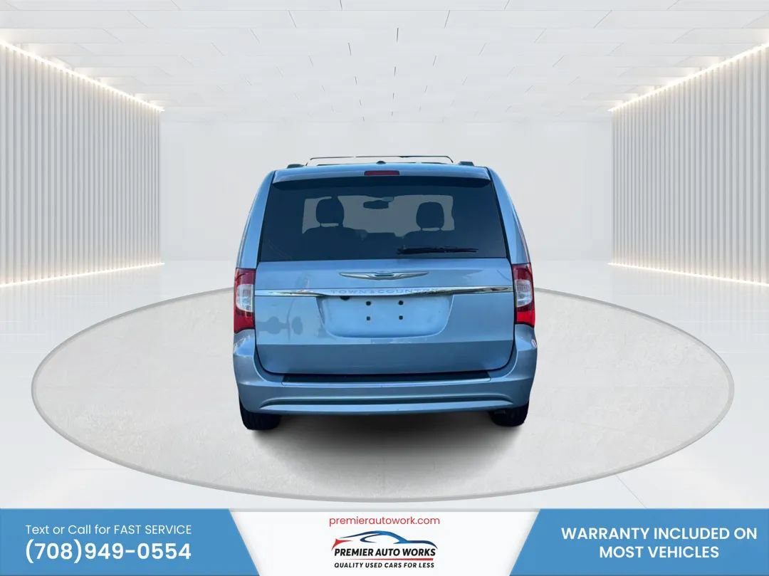 Used 2013 Chrysler Town & Country Touring FWD image 5