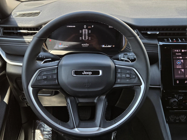 Used 2025 Jeep Grand Cherokee Altitude AWD/4WD image 12