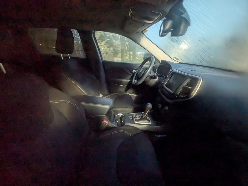 Used 2016 Jeep Cherokee Latitude w/ Comfort/Convenience Group image 9