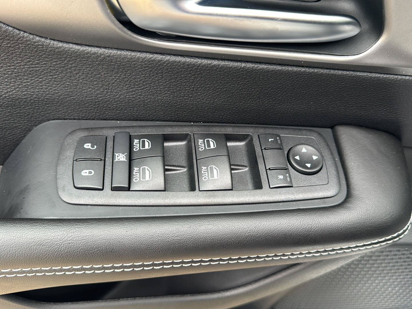 New 2027 Chrysler Pacifica Select FWD image 16
