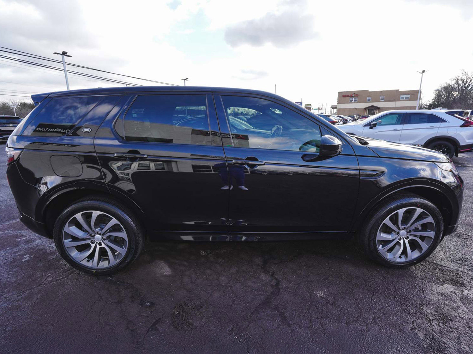 Used 2023 Land Rover Discovery Sport SE R-Dynamic image 4