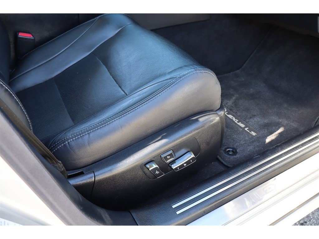 Used 2013 Lexus LS 460 AWD w/ Comfort Pkg image 15