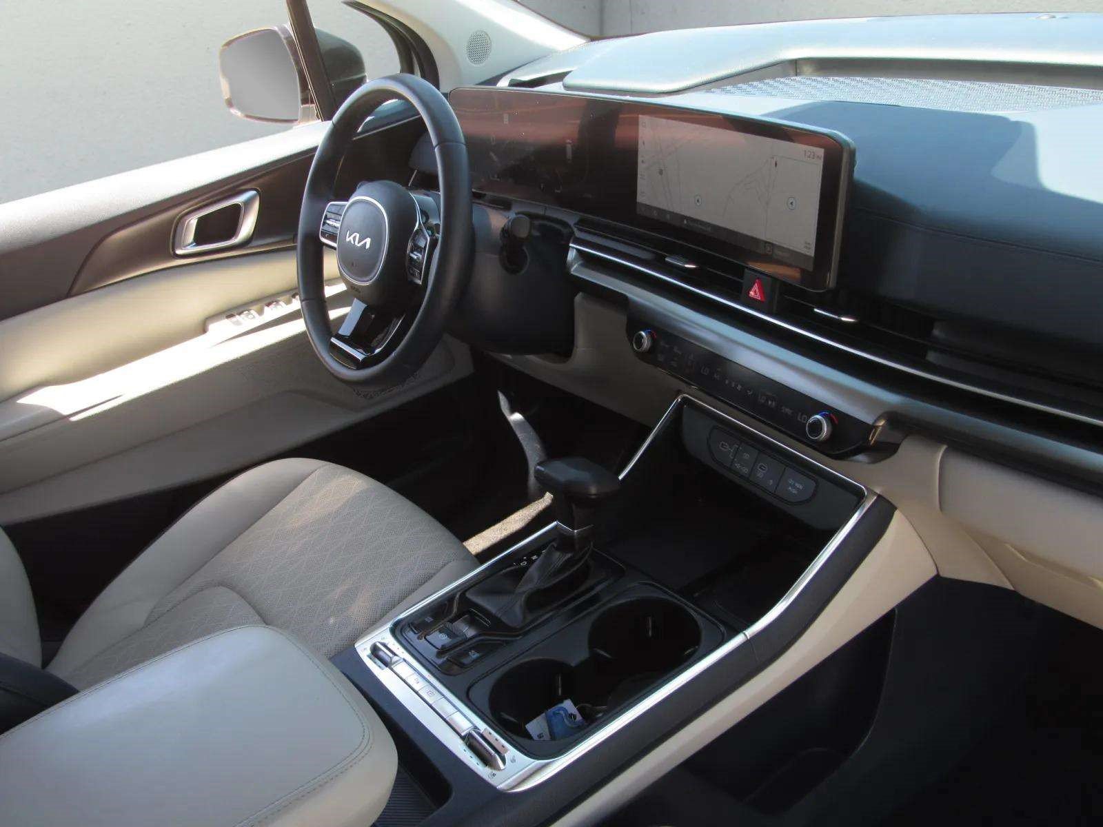 Used 2025 Kia Carnival SX w/ SX Dark Edition Package FWD image 10