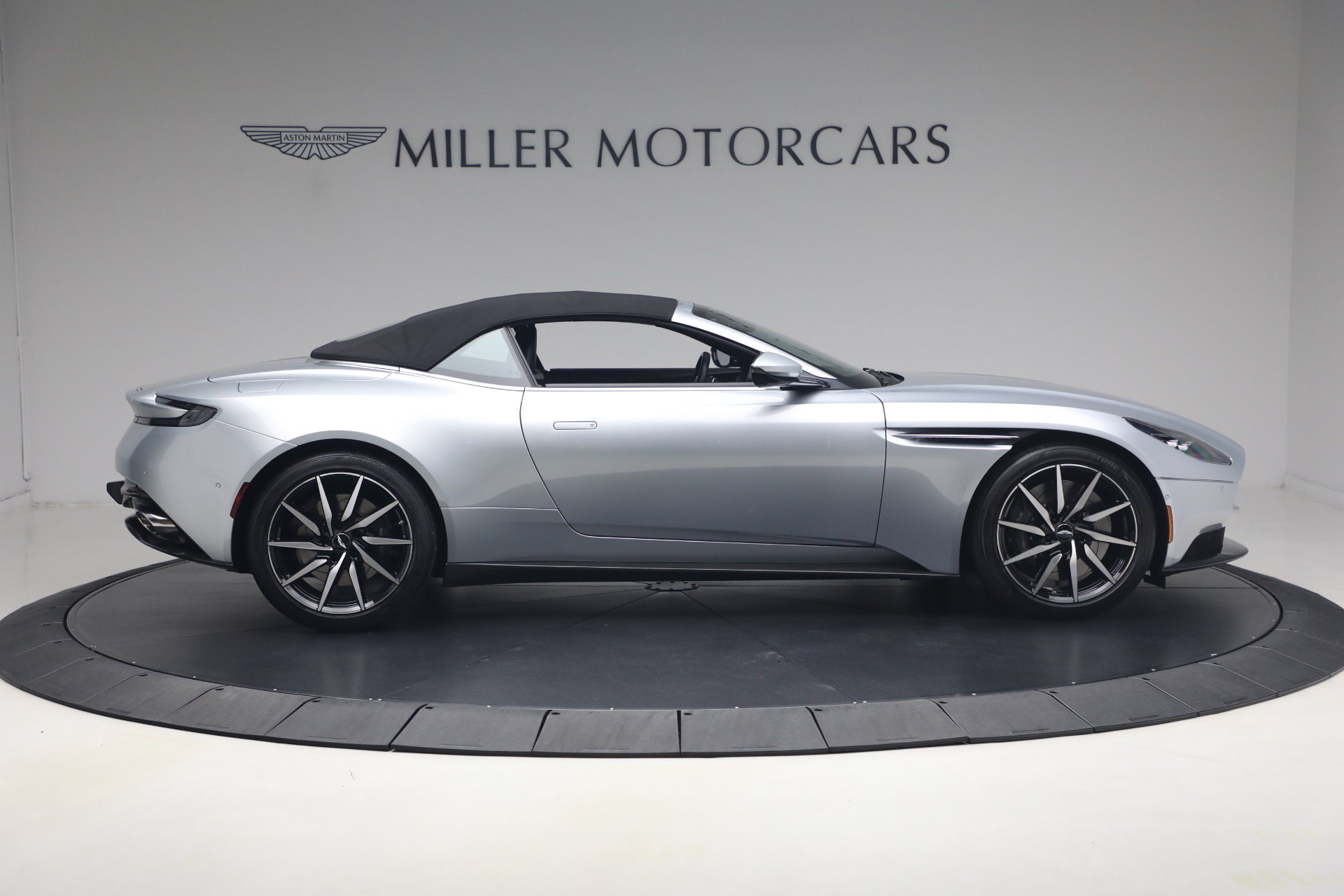 Used 2019 Aston Martin DB11 Volante RWD image 21