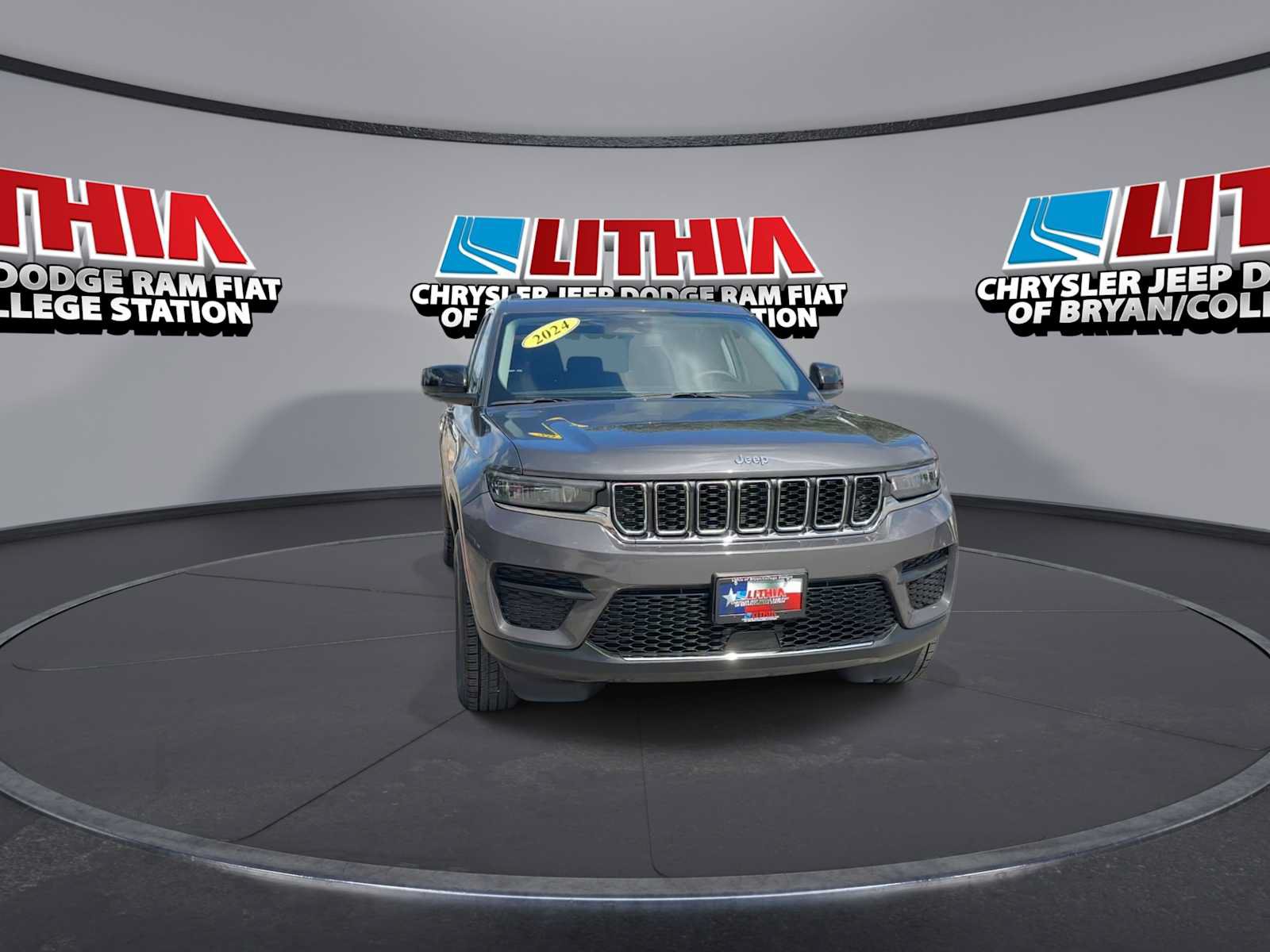 Used 2024 Jeep Grand Cherokee Laredo AWD/4WD image 2