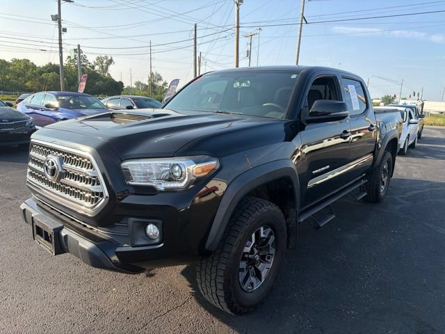 Used 2017 Toyota Tacoma TRD Off-Road w/ Tow Package (A/T) AWD/4WD image 3