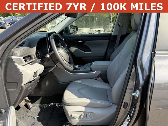 Used 2024 Toyota Highlander XLE FWD image 15
