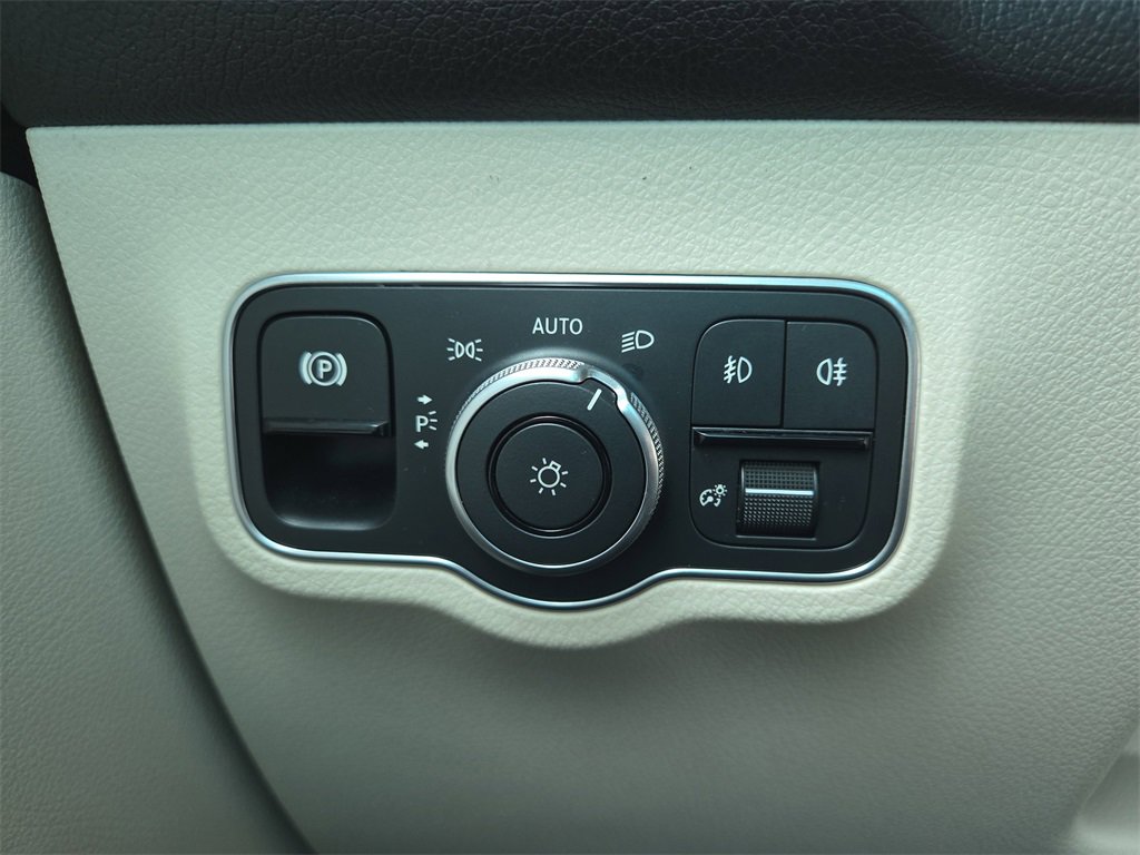 Used 2022 Mercedes-Benz GLB 250 image 25