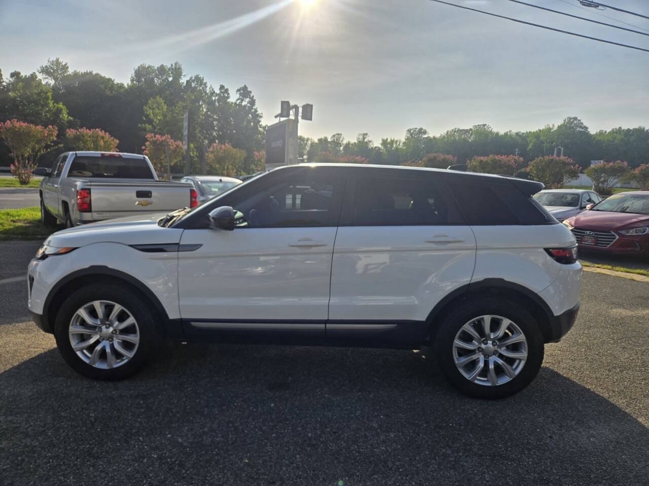 Used 2019 Land Rover Range Rover Evoque SE AWD/4WD image 7