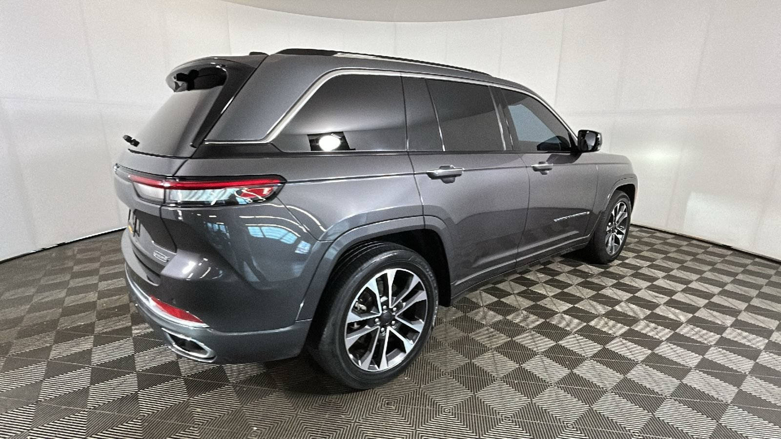 Used 2023 Jeep Grand Cherokee Overland w/ Luxury Tech Group IV AWD/4WD image 3