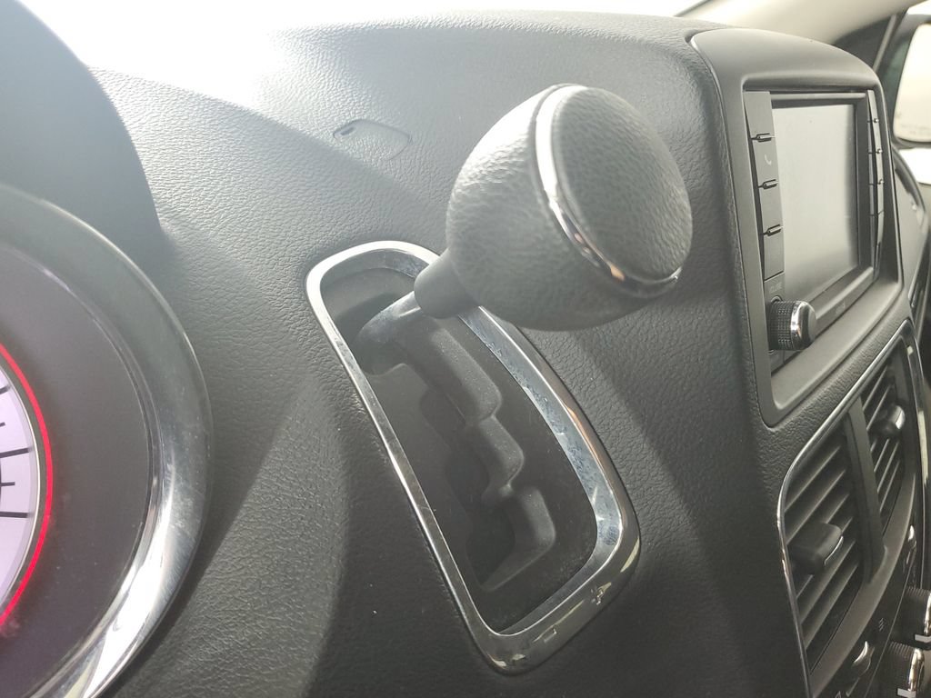 Used 2018 Dodge Grand Caravan SE w/ UConnect Hands-Free Group FWD image 19