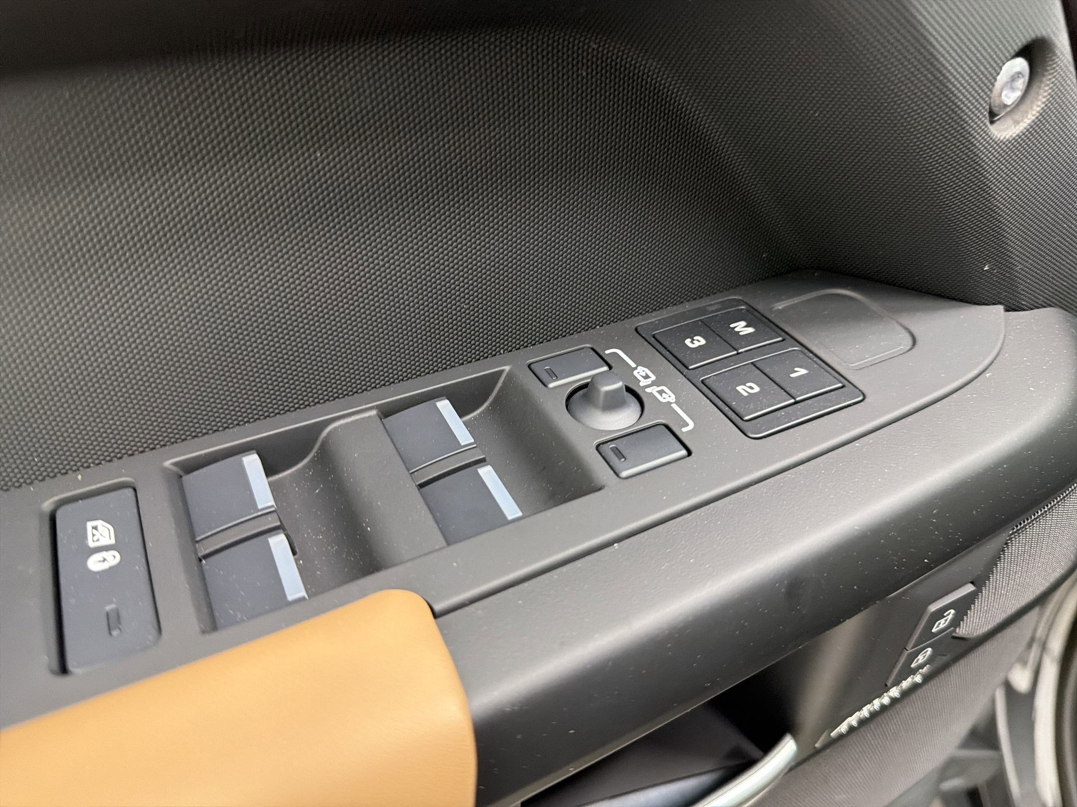 New 2026 Land Rover Defender 110 X-Dynamic SE image 12