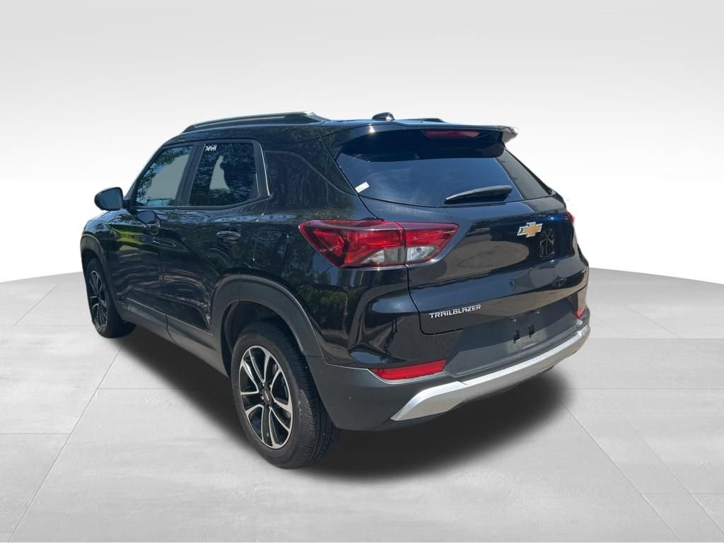 Used 2025 Chevrolet TrailBlazer LT FWD image 4