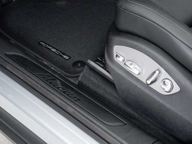 Certified 2025 Porsche Macan AWD/4WD image 12