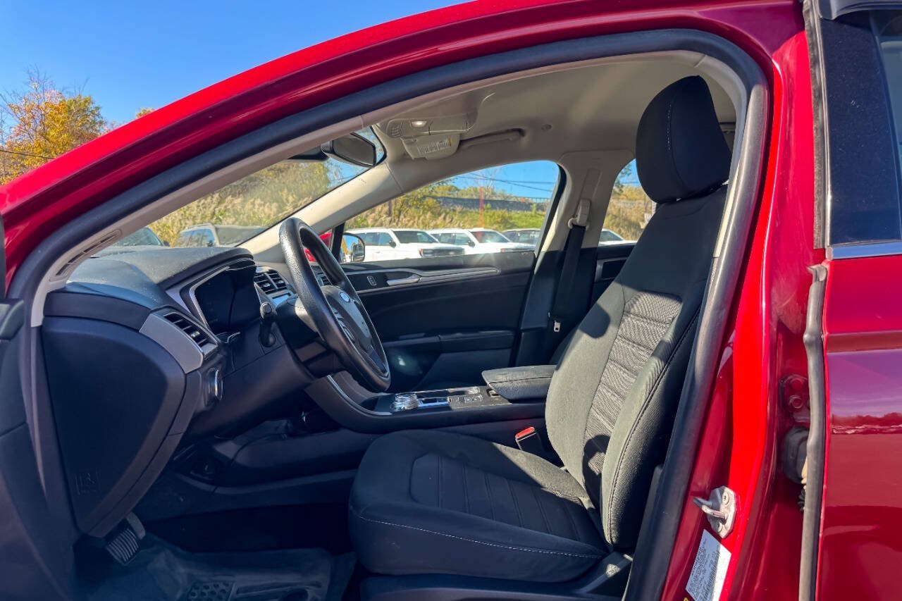 Used 2020 Ford Fusion SE FWD image 12