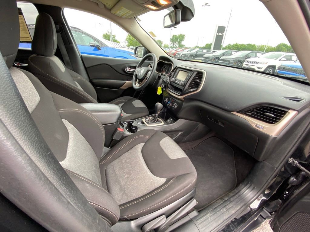 Used 2018 Jeep Cherokee Latitude FWD image 26