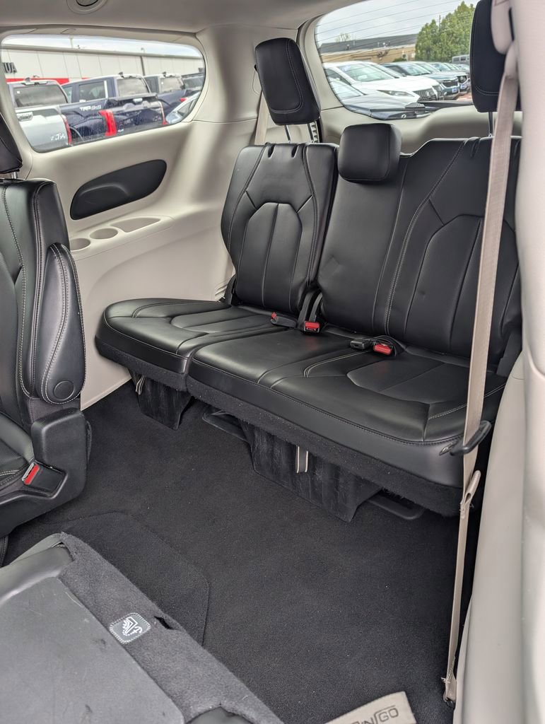 Used 2023 Chrysler Pacifica Touring-L FWD image 17