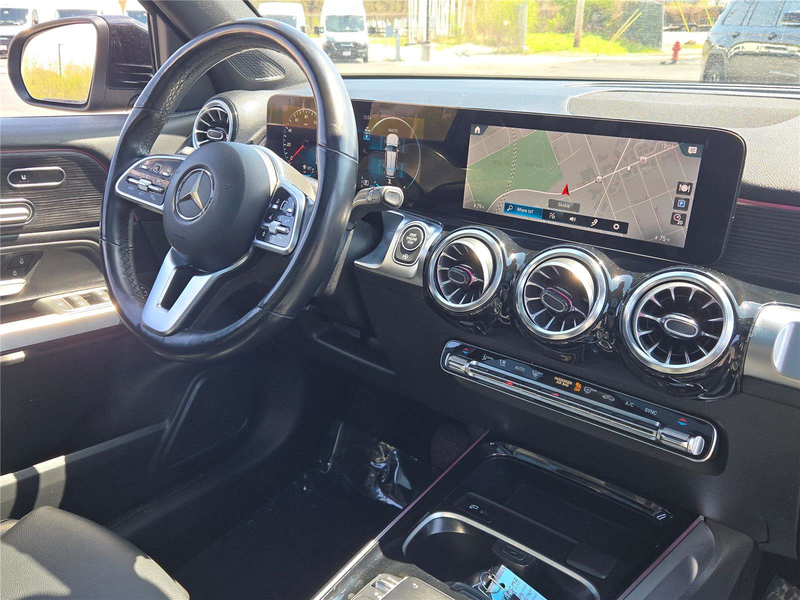 Used 2023 Mercedes-Benz GLB 250 4MATIC w/ Premium Package image 8
