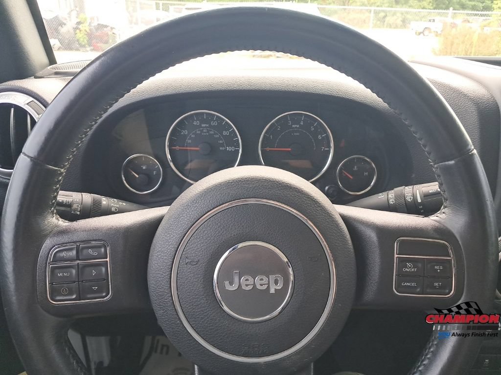 Used 2018 Jeep Wrangler Unlimited Sahara w/ Connectivity Group AWD/4WD image 36