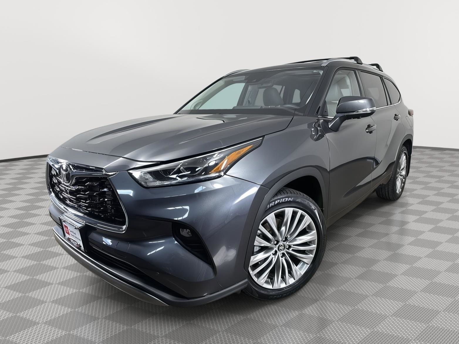 Used 2024 Toyota Highlander Platinum AWD/4WD image 1