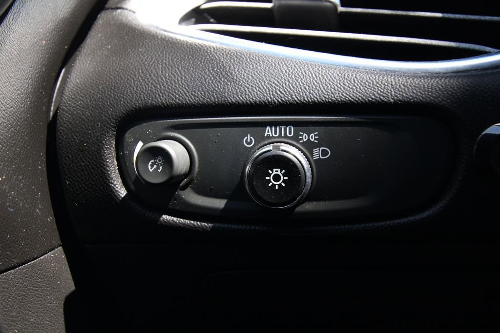 Used 2017 Chevrolet Malibu LT w/ Leather Package FWD image 23