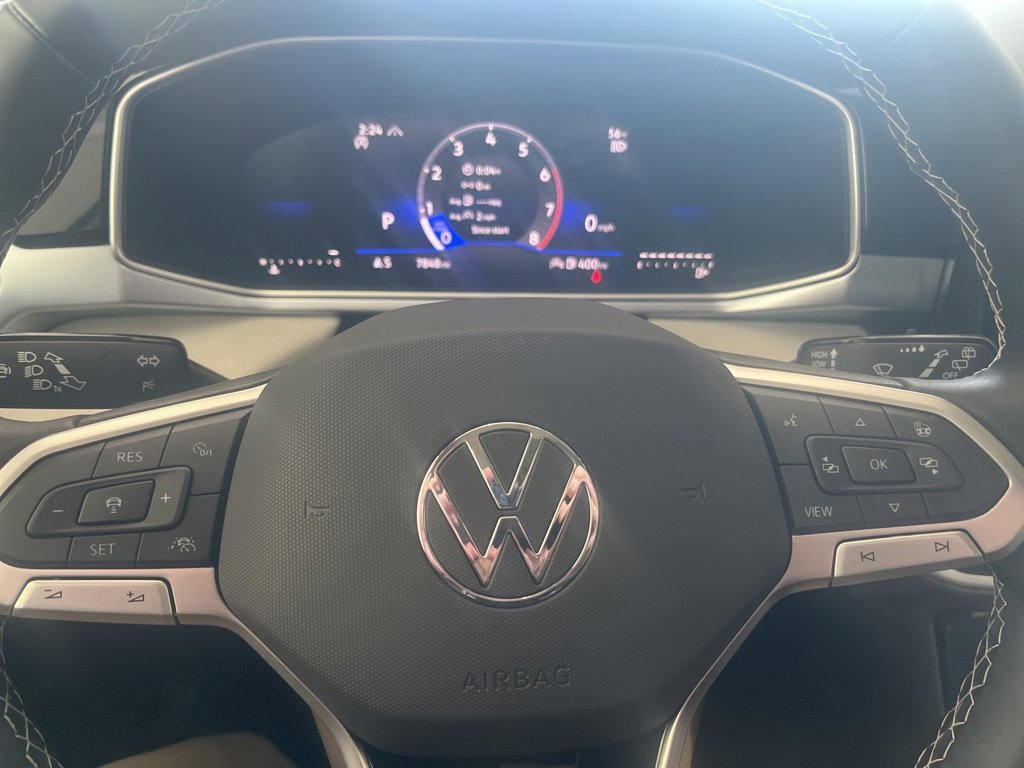 Certified 2025 Volkswagen Taos SE image 18