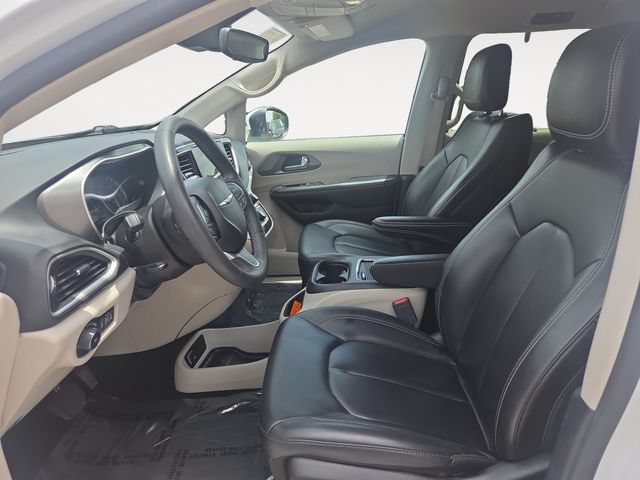 Used 2023 Chrysler Pacifica Touring-L FWD image 9