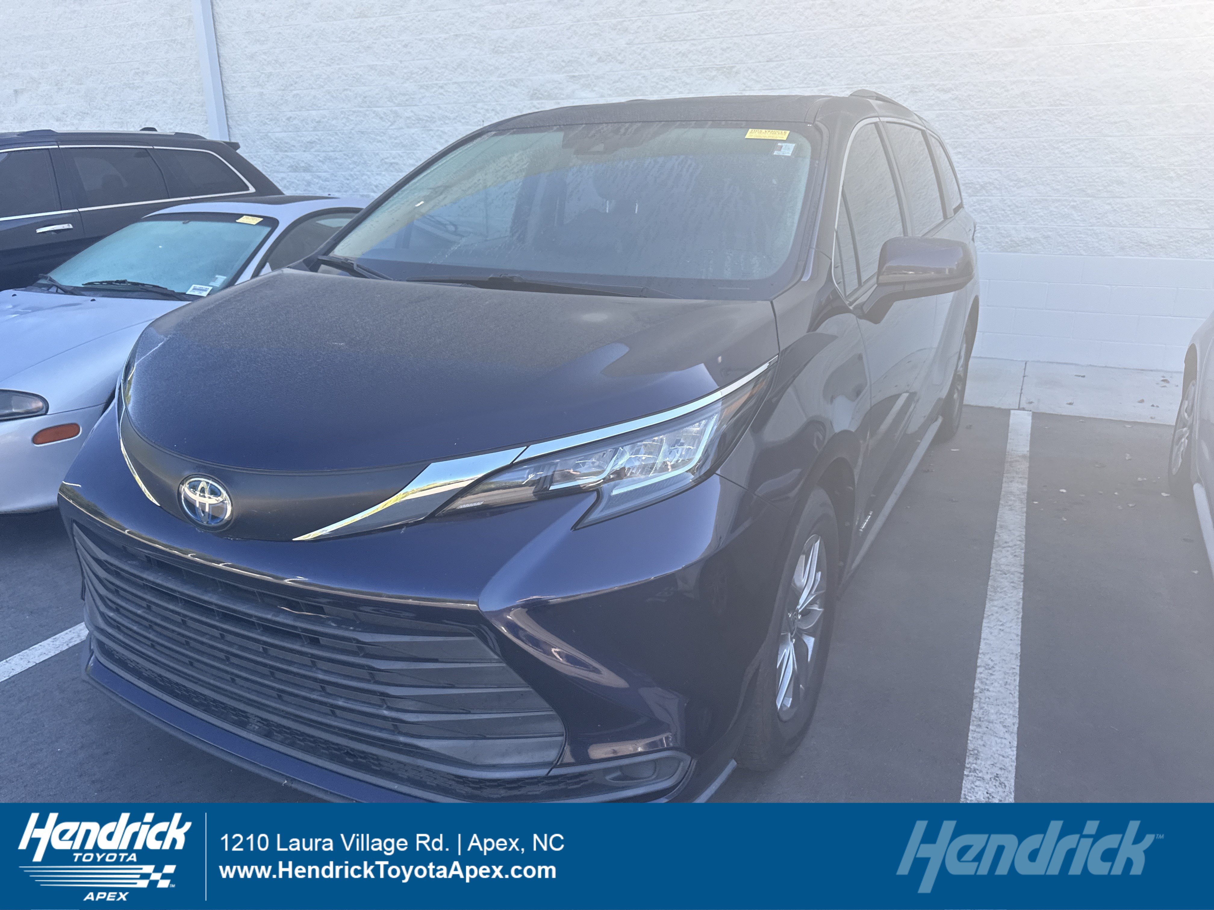 Used 2021 Toyota Sienna LE w/ LE Plus Package AWD/4WD image 1