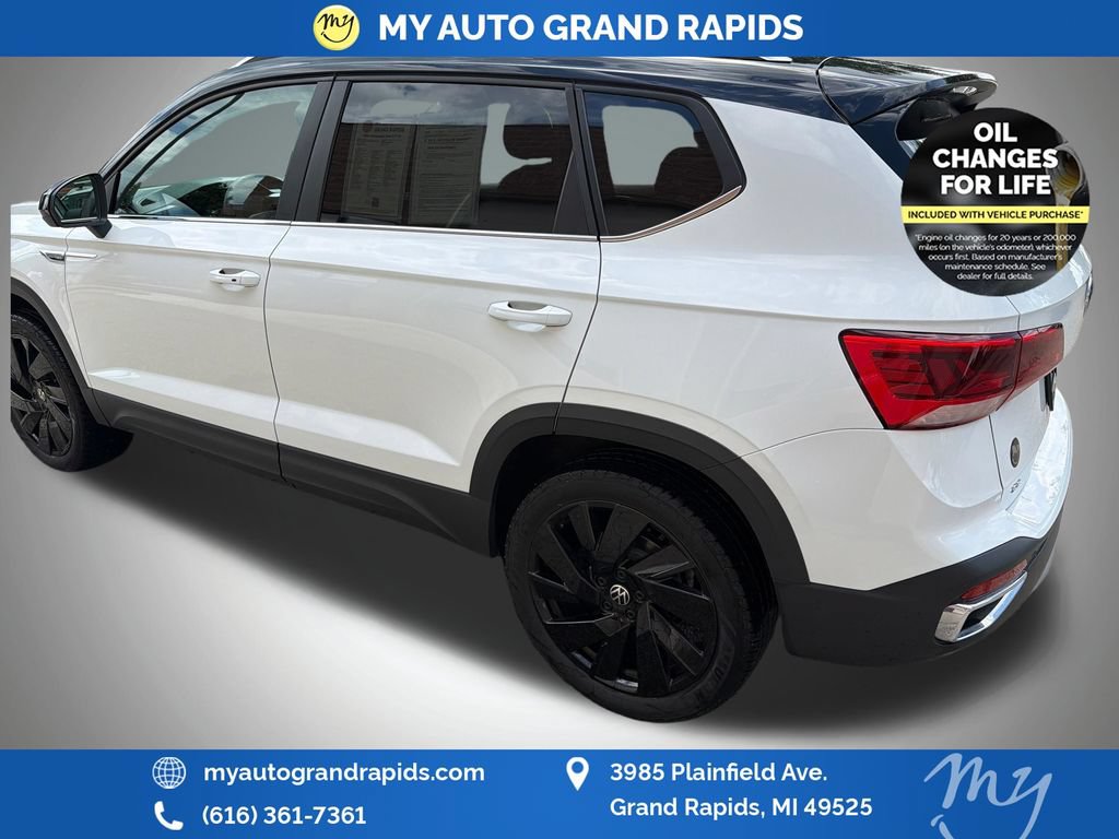Used 2024 Volkswagen Taos SE w/ Panoramic Sunroof Package AWD/4WD image 5