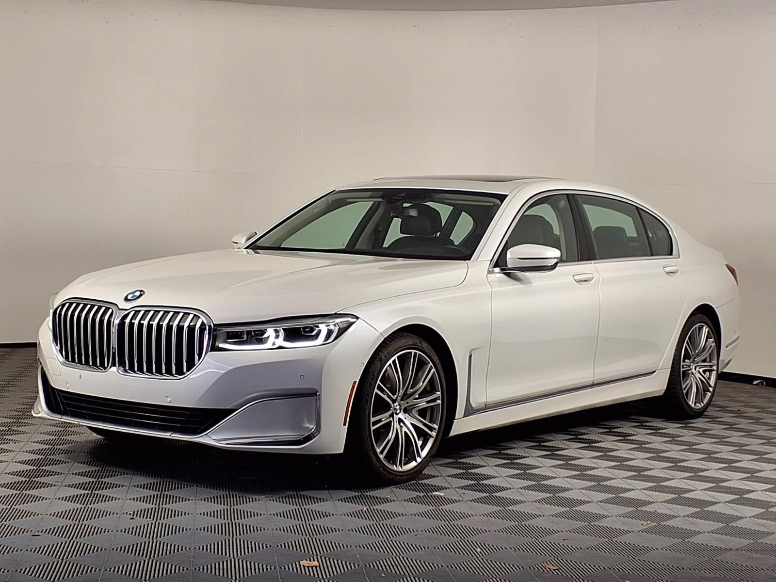 Used 2022 BMW 740i w/ Premium Package RWD image 3