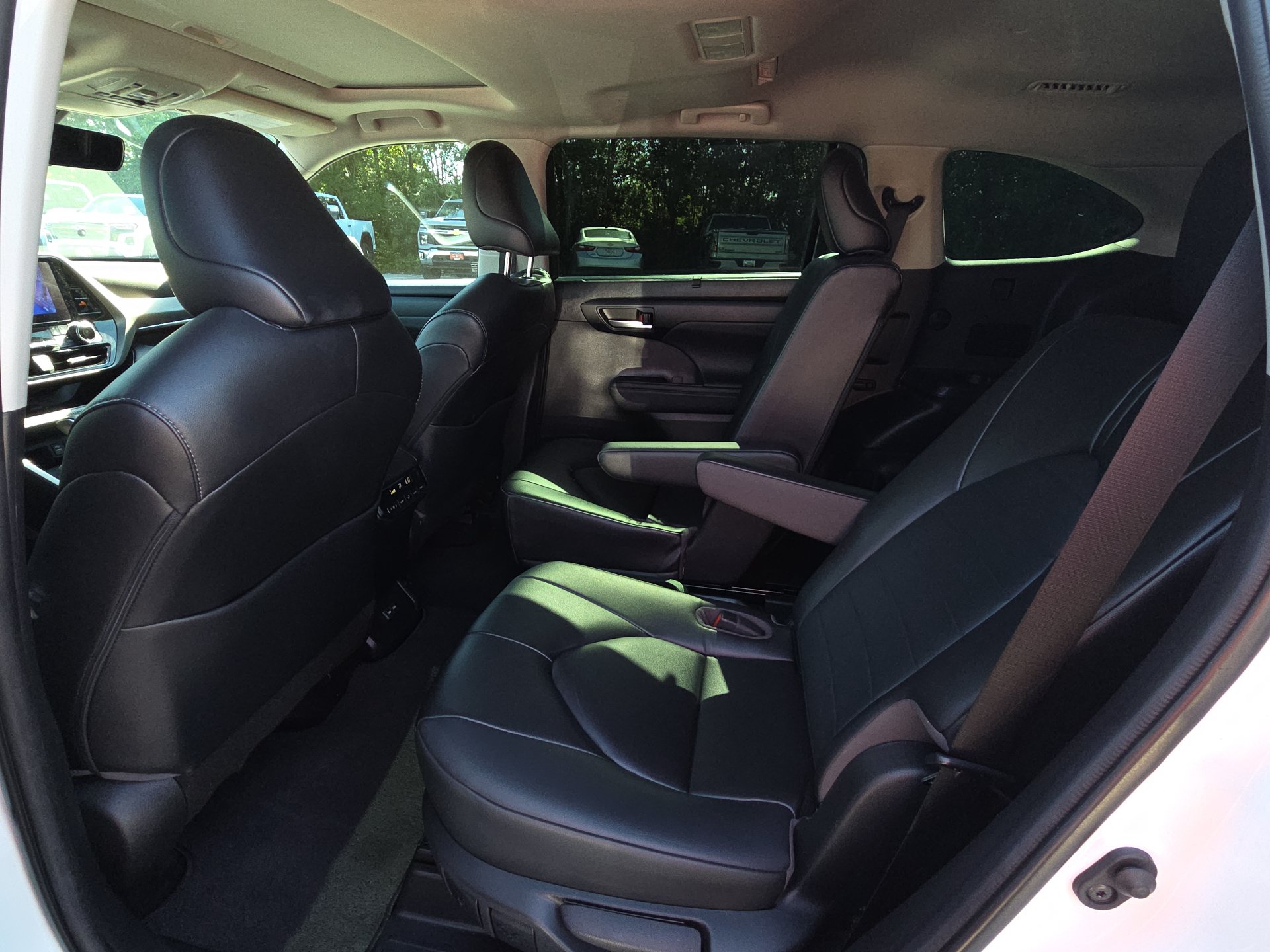 Used 2023 Toyota Highlander XLE AWD/4WD image 29