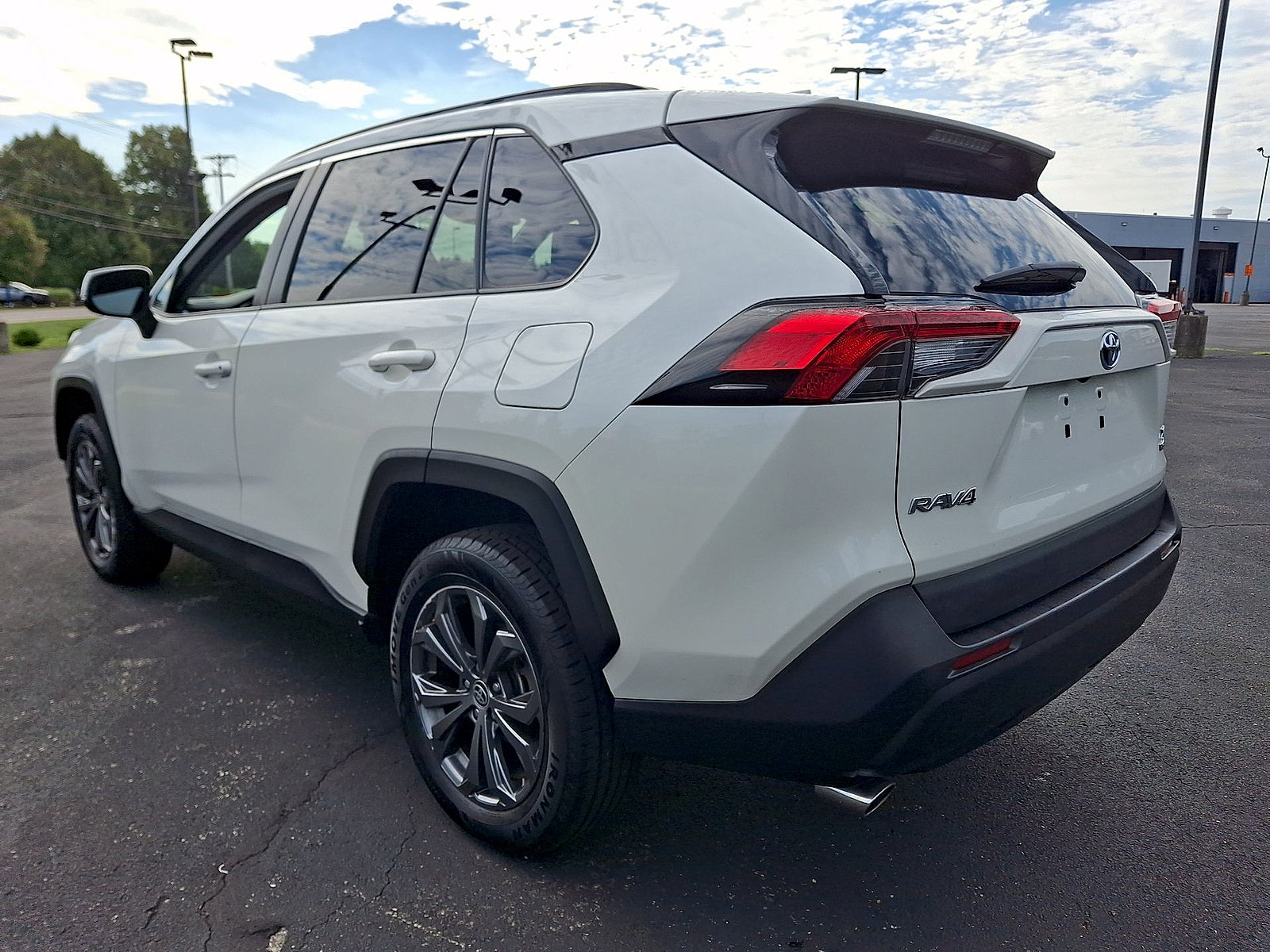 Used 2022 Toyota RAV4 XLE Premium AWD/4WD image 21