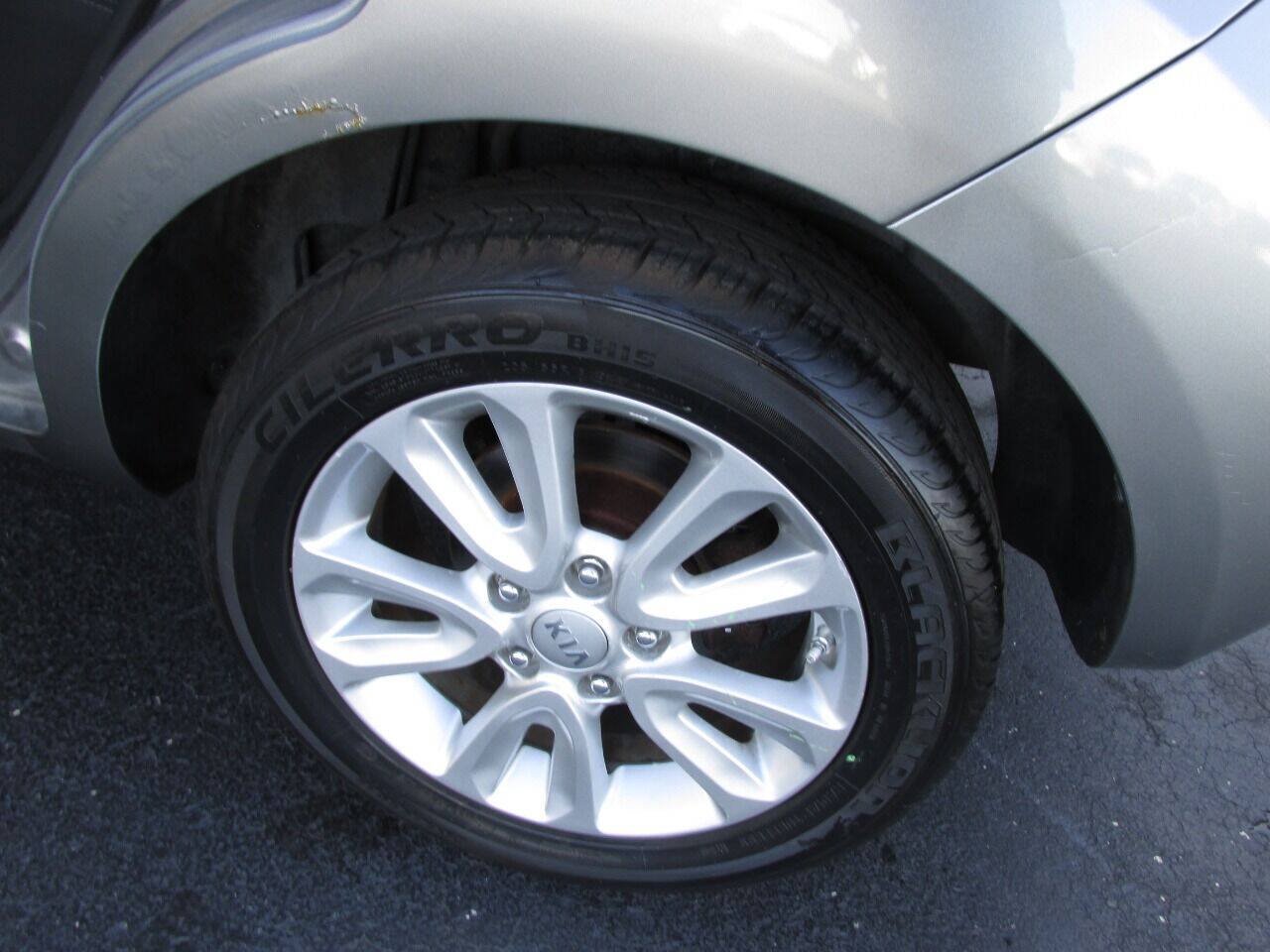 Used 2013 Kia Soul + w/ Audio Pkg FWD image 33