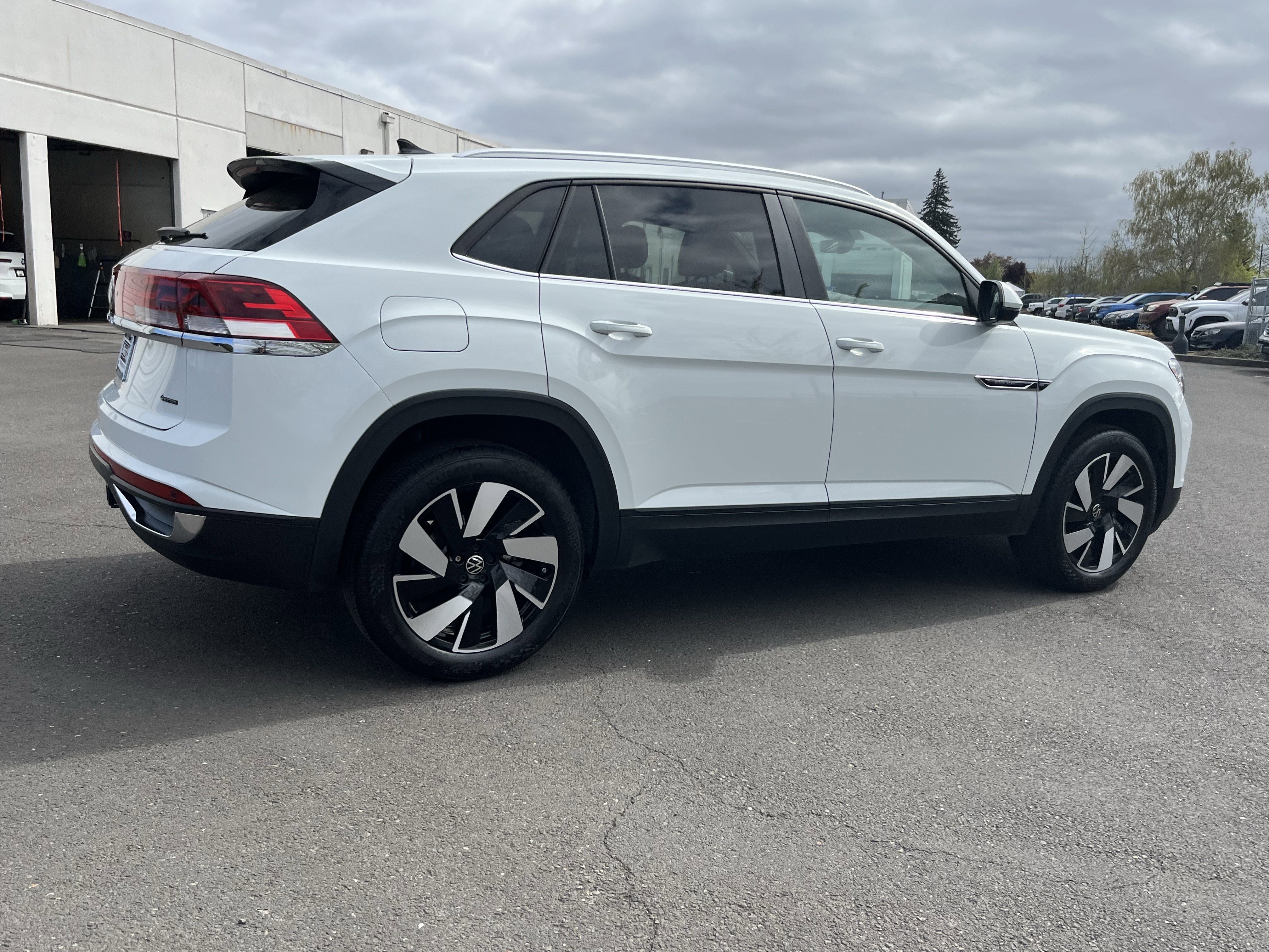 Used 2025 Volkswagen Atlas Cross Sport SE AWD/4WD image 6