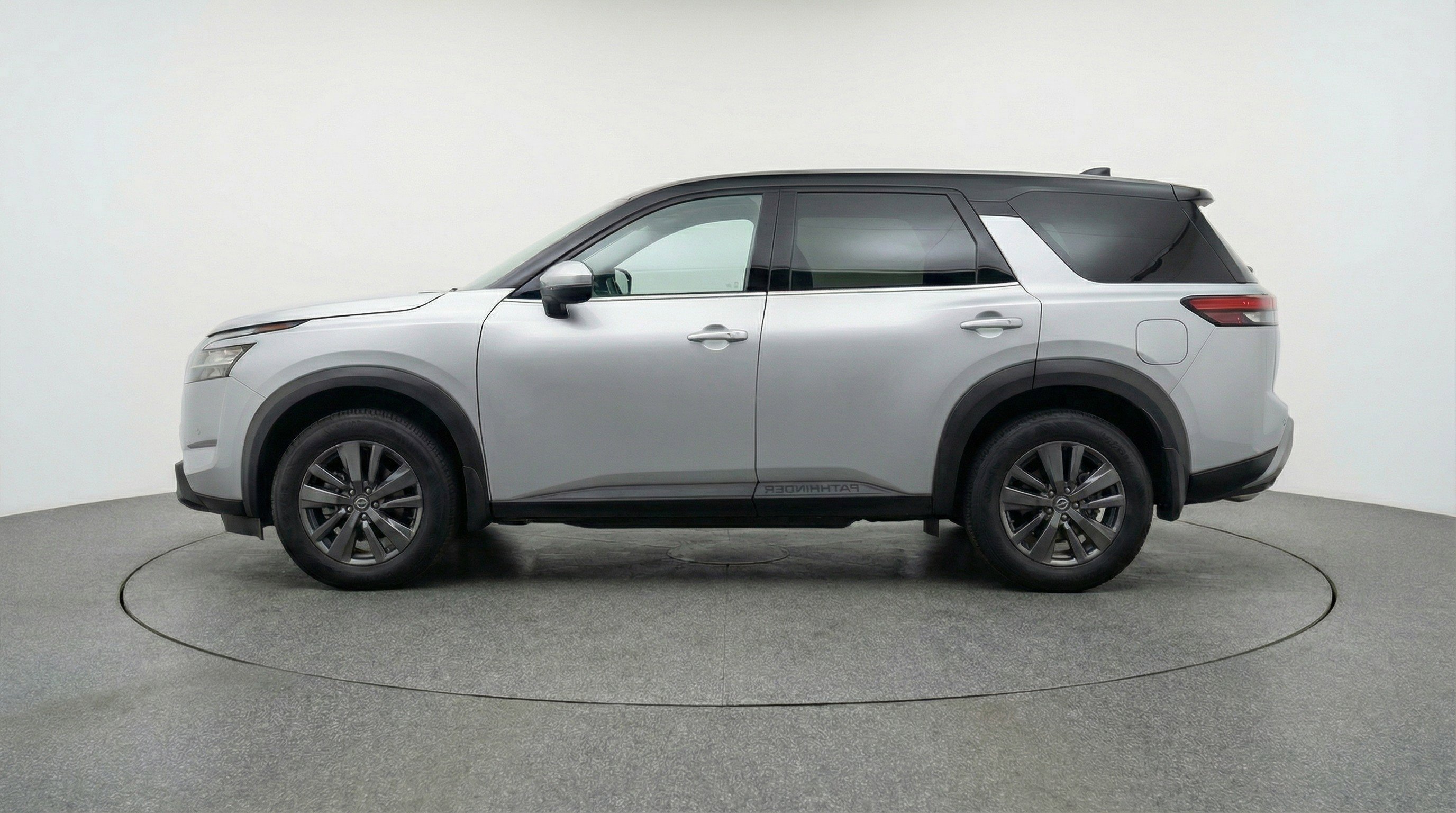 Used 2025 Nissan Pathfinder SV image 5